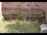 04283 ostia - regio i - insula viii - caseggiato (i,viii,5) - laden 8 - ostwand - detail - 09-2023.jpg